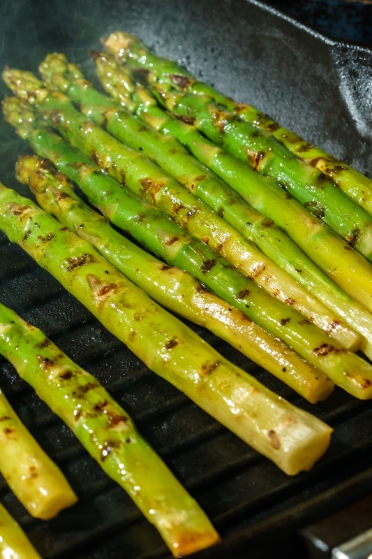 what's for dinner, grilled asparagus on the pan
