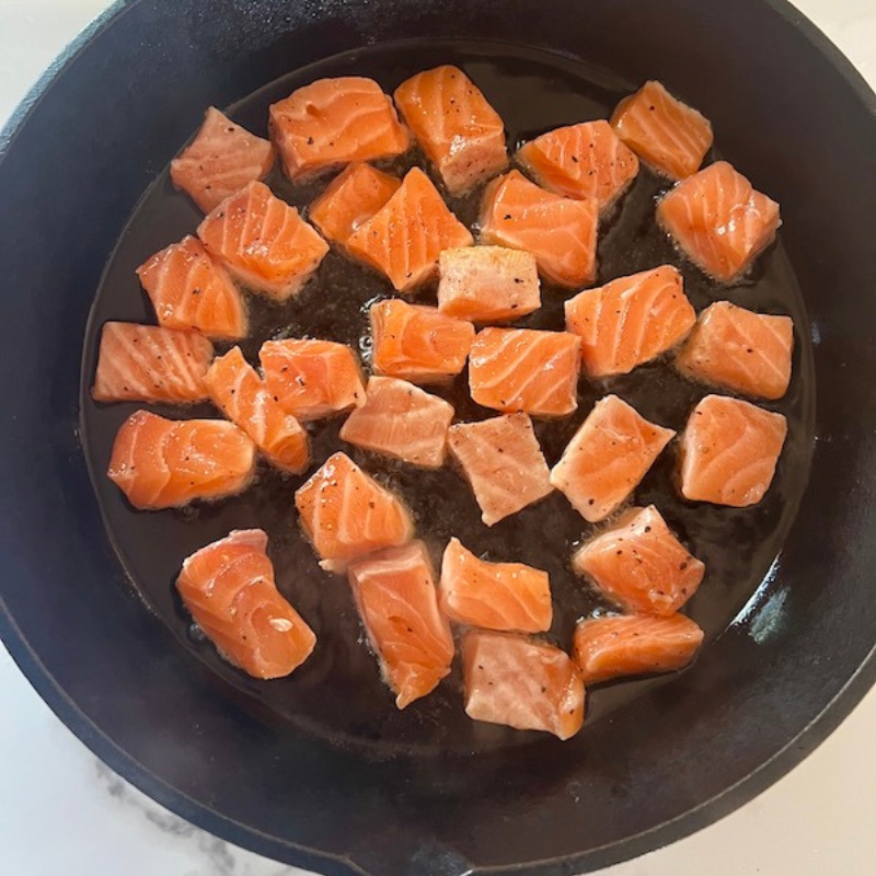 Adding salmon in the hot oil